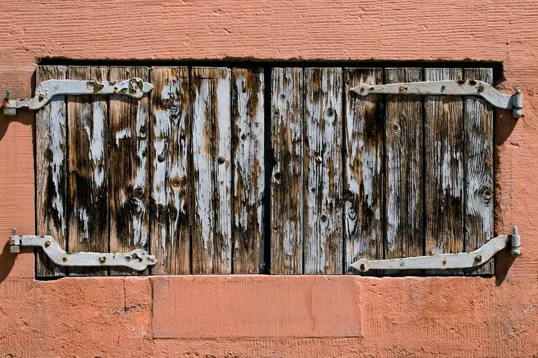 Peinture des volets et boiseries, photographie d’illustration
