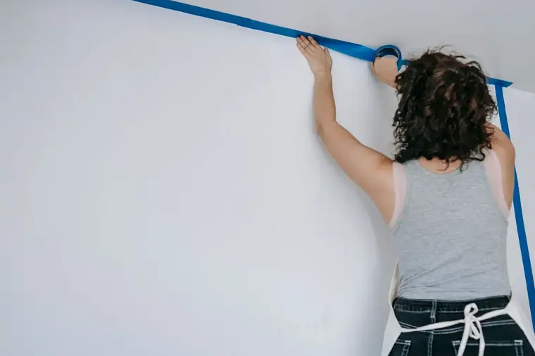 Peinture après dégât des eaux à Grenoble, photographie d’illustration